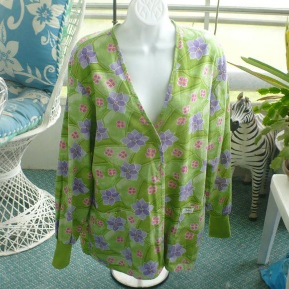 Crest Tops - ❤️ CREST Scrub Top Snap Front Medium Green Floral